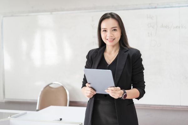 professora com um tablet na mão