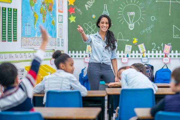 foto de uma professora rindo para os alunos