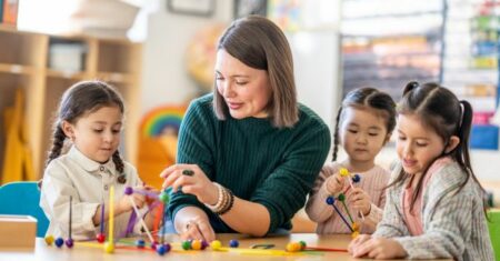Veja Quanto Ganha uma Professora de Creche em 2026.