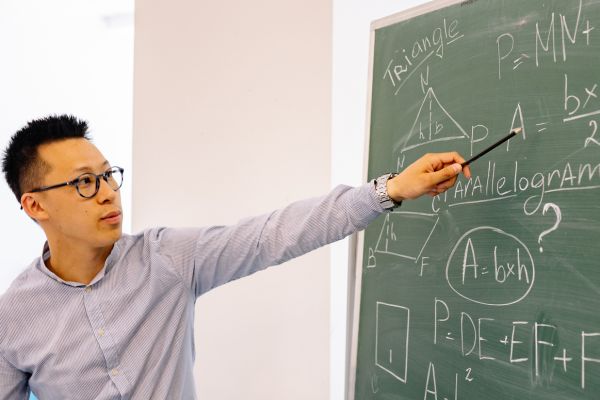 Qual o Máximo de Aulas que o Professor Pode Dar no Dia?